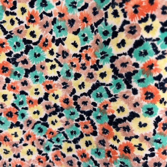 BCBGeneration mini skirt, size small, stretchy perfect for spring - Picture 6 of 7